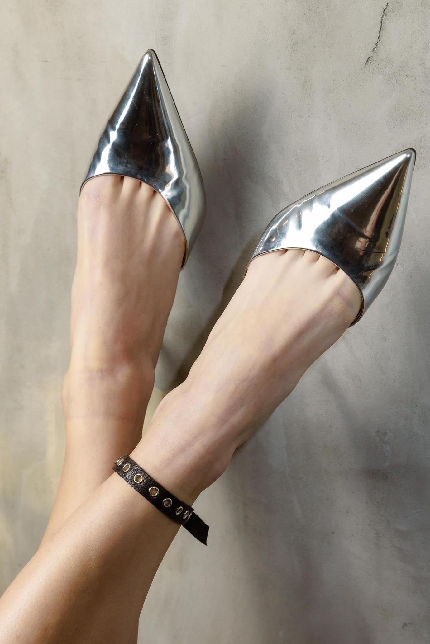 "GAP" leg bracelet