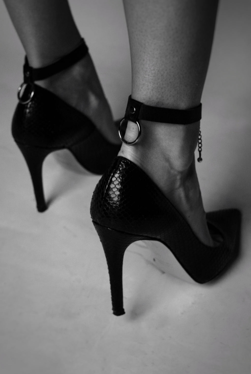 Чокър за крак “Amore”